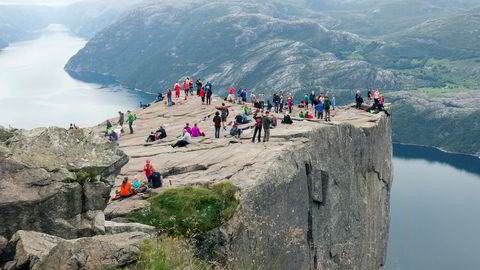 Turister på fjellplatået Preikestolen ved Lysefjorden i Forsand kommune i Rogaland.