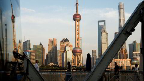 Det er forsiktig optimisme ved asiatiske markeder. Internasjonale finansinstitusjoner oppjusterer utsiktene for det kinesiske markedet. Her fra finansdistriktet Pudong i Shanghai.
