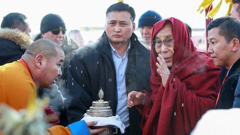 Kina svarte med å sperre en viktig grenseovergang og innstilte forhandlinger om et lån på nesten 40 milliarder kroner da Dalai Lama besøkte Mongolia. Nå har den mongolske regjeringen beklaget og vil ikke gi Dalai Lama visum i fremtiden.