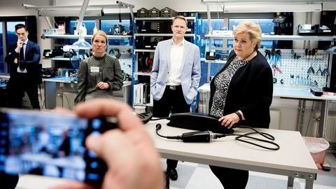 Daværende Zaptec-sjef Brage Johansen tok imot da statsminister Erna Solberg i januar besøkte ladeteknologiselskapet. Stavanger-ordfører Christine Sagen Helgø til venstre.