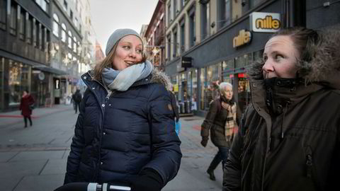 Småbarnsmødrene Lise Christoffersen (34, til venstre) og Marita Sommer Holhjem (36) sier at annonser for nettbutikker de har besøkt ofte dukker opp på Facebook.