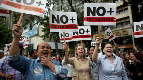 Demonstrasjonene og protestene mot regimet og president Nicolás Maduro fortsetter. «Ikke mer diktatur» står det på plakatene til disse demonstrantene i hovedstaden Caracas onsdag.