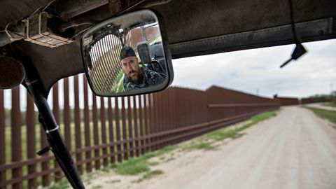 Robert Cameron kjører langs grensegjerdet som skal holde ulovlige innvandrere unna. Sammen med kona Kim driver han selskapet Texas Border Tours. På turene kan turister se illegale immigranter ta seg over elven Rio Grande.