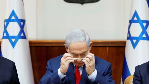 Netanyahu er under hardt press. Her på det ukentlige kabinettmøtet søndag.