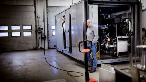 – Her har vi beholderen hvor det blandes 7000 liter vann med 3000 liter hydrogenperoksid per minutt. Det er ikke snakk om kompliserte kjemikalier, men sammen blir det oksygenert vann, sier daglig leder Elvin Bugge i Aqua Pharma. Til venstre styreleder Hans Erik Tofte. Alle foto: Linda Næsfeldt