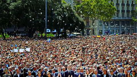 Kong Felipe av Spania (i midten av bildet foran) og statsminister Mariano Rajoy (til venstre for kongen) holdt ett minutts stillhet mens duene fløy over Placa de Catalunya i Barcelona, dagen etter at terroren drepte 14 mennesker i paradegaten La Rambla.