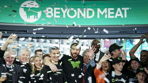 Beyond Meat ble børsnotert til jubel og fanfarer på Nasdaq-børsen torsdag. Toppsjefen Ethan Brown (i midten) hadde god grunn til å feire sammen med medarbeiderne.