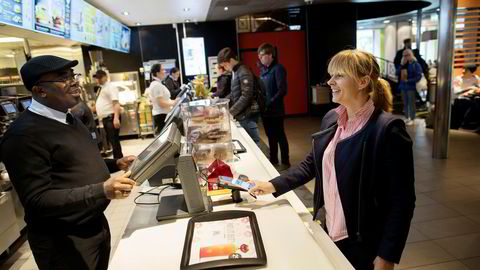 Vipps’ nestsjef Elisabeth Haug lanserte denne uken en ny pilot for mobilbetaling i butikk hos McDonalds i Oslo. Hun betaler ved å sveipe over terminalen, og bekrefter med tommelen på Iphonen.