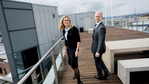 Avtroppende sjef for Swedbank Norge, Charlotte Aleblad, må legge frem nye tap fra oljerelaterte lånekunder. Øystein Børsum er ny sjeføkonom og venter større etterspørsel i gjeldsmarkedet.