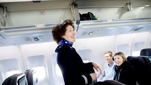 – Det er ekstraordinært at vi har ledige plasser foran i flyet, sier SAS-purser Ragnhild Lindemann (69). Hun har sin siste uke i SAS etter 48 år i selskapet. Passasjerene Espen og Silje Holand oppgraderte billettene til SAS Plus på vei til New York onsdag.