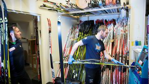 Butikksjef Ragnvald Reed i Milsluker'n ser på lageret av usolgte ski bak Øyvind Sandbakken som steinsliper ski til årets siste renn. - Vi har ikke flere ski på lager etter denne sesongen enn vi vanligvis har, sier han.