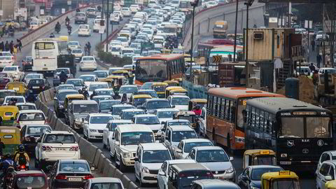 Nå står inderne for tur. De ønsker en enklere hverdag med bil, vaskemaskin, støvsuger og komfyr. Alt som vi i dag tar for gitt. Dette suget etter økt levestandard og en stadig økende verdens befolkning (øker med 200.000 innbyggere hver eneste dag!) er et dilemma i skjæringspunktet mellom klima og energi. Traffic moves along a highway during evening rush hour in Delhi, India, on Monday, Jan. 11, 2016. In a city where motorists routinely run red lights and drive on the wrong side of the road, many doubted the feasibility of Delhi leader Arvind Kejriwal's plan to roughly halve the number of cars in India's capital in a bid to reduce air pollution. Photographer: Prashanth Vishwanathan/Bloomberg ---