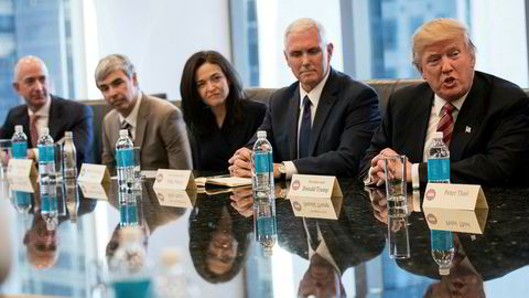 Donald Trump (f.h) og Mike Pence sin administrasjon planlegger innstramninger i visumreglene for eksperter. Det tror mange vil ramme Silicon Valley-selskaper hardt, her representert i et møte 14. desember ved Sheryl Sandberg (Facebook), Larry Page (Google) og Jeff Bezos (Amazon).