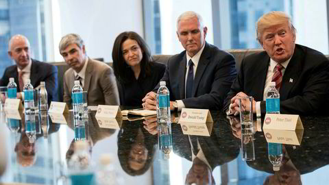 Donald Trump (f.h) og Mike Pence sin administrasjon planlegger innstramninger i visumreglene for eksperter. Det tror mange vil ramme Silicon Valley-selskaper hardt, her representert i et møte 14. desember ved Sheryl Sandberg (Facebook), Larry Page (Google) og Jeff Bezos (Amazon).