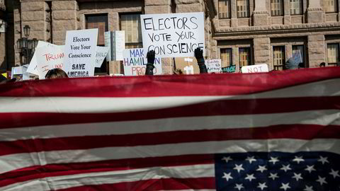 Demonstranter forsøkte helt til det siste å påvirke republikanske valgmenn til å ikke stemme på Donald Trump mandag. Til ingen nytte.