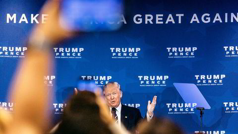 Flere medlemmer av Trumps stab skal ha vært i kontakt med russisk etterretning i løpet av valgkampen. Her er Donald Trump på scenen i ballsalen til Double Tree Hotel utenfor Philadelphia, et   av arrangementene under Trumps valgkampralley i vippestaten Pennsylvania.