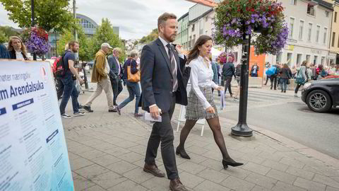 Næringsminister Torbjørn Røe Isaksen og politisk rådgiver Hannah Sumeja Atic på vei til et arrangement gjennom gatene under Arendalsuka.