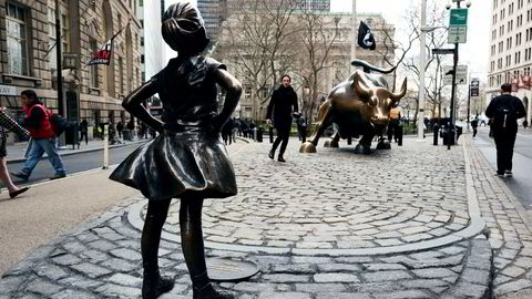Statuen av den fryktløse piken står rett ved oksen på Wall Street i New York. Fredag stiger de tre nøkkelindeksene.