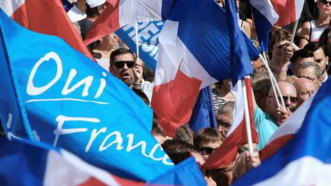 Det EU-kritiske, franske partiet Front National har lånt 11 millioner euro fra en russisk bank med bånd til regimet for å finansiere Marine Le Pens presidentvalgkampanje. Her markerer tilhengere sin støtte til partiet.