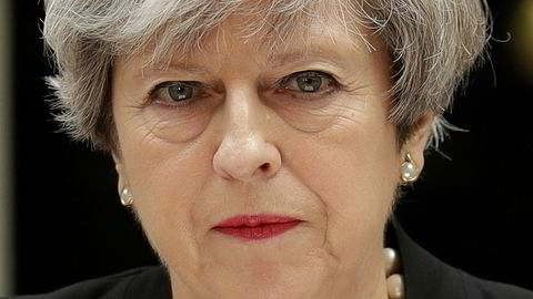 Statsminister Theresa May hever terrornivået og åpner for å utplassere militære styrker.