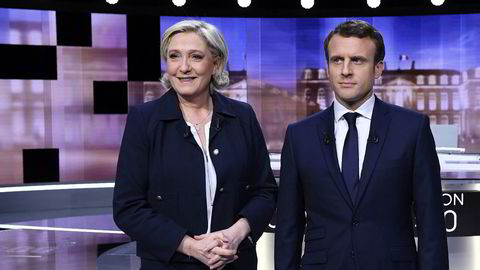 Overraksende mange franskmenn vil droppe å stemme i siste runde i presidentvalget. Bildet viser kandidatene Emmanuel Macron og Marine Le Pen som stiller opp foran kameraene før tv-debatten onsdag.