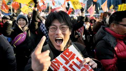 Den sørkoreanske nasjonalforsamlingen stemte for å stille president Park Geun-hye for riksrett på fredag – til jubelscener i Seouls gater.