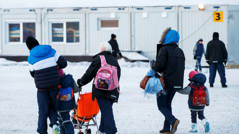 De aller fleste flyktningene har ikke fått familie til Norge. Faktisk er under 20 prosent av flyktningene referansepersoner, det vil si personen som familiene gjenforenes eller gifter seg med.Her fra ankomstsenteret for flyktninger i Kirkenes.