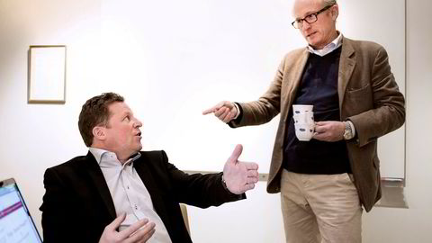 Mats Qviberg (til høyre) selger alle aksjene i Metro til Christen Ager-Hanssen for én krone stykket
