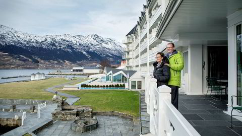 Barbara Zanoni Utne (til høyre) på Hotel Ullensvang i Hardanger mener det bør innføres en egen cruisepassasjeravgift. Her er hun sammen med ektemannen Hans Edmund.