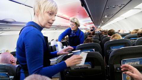 SAS' morgenfly fra Oslo til Stockholm var fullt tirsdag, men lønnsomheten har falt i høst. Flyvertinnene Leena Blomqvist (foran) og Marie Holmer forsyner passasjerene på selskapets nye flymodell, Airbus A320neo.