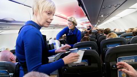 SAS' morgenfly fra Oslo til Stockholm var fullt tirsdag, men lønnsomheten har falt i høst. Flyvertinnene Leena Blomqvist (foran) og Marie Holmer forsyner passasjerene på selskapets nye flymodell, Airbus A320neo.