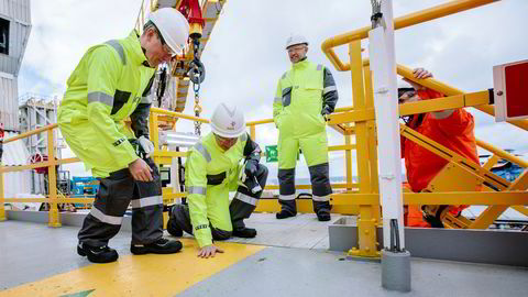 Jez Averty, Statoils letedirektør for norsk og britisk sokkel, demonstrerer det oppvarmede dekket på oljeriggen «Songa Enabler» i Barentshavet til olje- og energiminister Terje Søviknes (i midten). Statoils letesjef Tim Dodson i bakgrunnen.