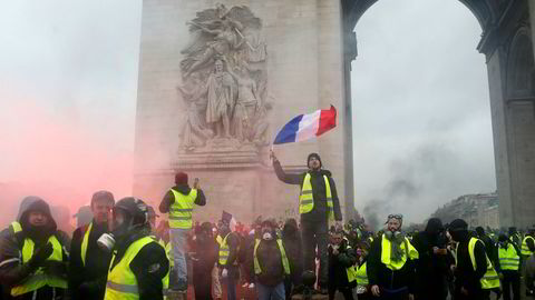 Frankrikes regjering frykter nye, voldelige demonstrasjoner i landet. I forbindelse med den siste tidens protester har fire mennesker mistet livet, i tillegg er flere hundre skadd.