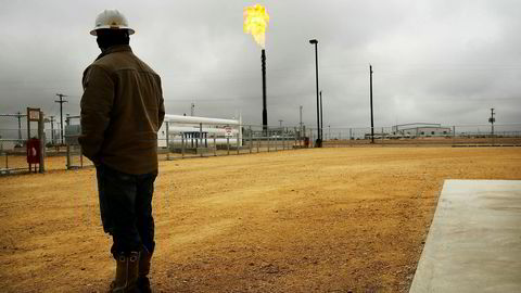 Amerikansk råoljeproduksjon forventer å treffe nye høyder i 2018. Her fra en av oljeselskapet Apache Corporations brønner i Permian-bassenget.