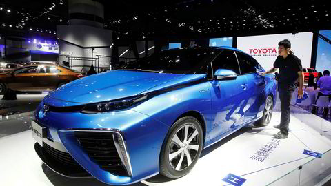 Toyota viste frem den nye modellen av hydrogenbilen Mirai på en utstilling i Guangzhou i Kina den 18. november.