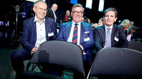 Fra venstre Orklas konserndirektør for kommunikasjon og corporate affairs Håkon Mageli, investor Stein Erik Hagen og Orkla-sjef Peter Ruzicka.