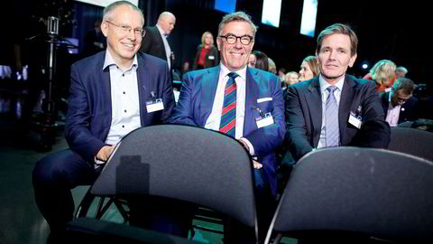 Fra venstre Orklas konserndirektør for kommunikasjon og corporate affairs Håkon Mageli, investor Stein Erik Hagen og Orkla-sjef Peter Ruzicka.