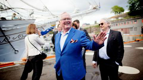Den fargerike shippingtoppen Herbjørn Hansson i Nordic American Tanker Shipping på vei ombord i Christian Radich onsdag kveld.