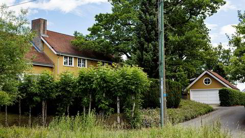 Kristian Røkke har kjøpt eiendommen Strandveien 18A (gult hus)