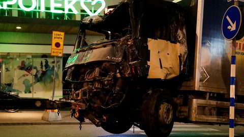 Fire mennesker ble drept da en lastebil braste inn i en gågate i Stockholm fredag ettermiddag.
