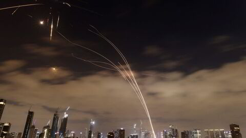 Israels rakettforsvar aktiveres over Tel Aviv under iransk angrep natt til mandag. Samtidig bekrefter det israelske militæret nye angrep mot missilbaser i det sentrale Iran.