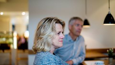 Hilde Bjørnland og utvalgsleder Steinar Holden i bakgrunnen.