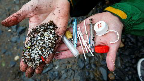 Havet og strender fylles med plast og skaper store problemer for fisk, dyr og fugler.