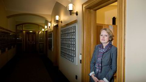 En samlet utdanningskomité på Stortinget er bekymret for om norske elever får tilgang på de beste digitale læremidlene. Marianne Aasen (Ap) vil at kunnskapsdepartementet skal undersøke eventuelle innlåsningsmekanismer.