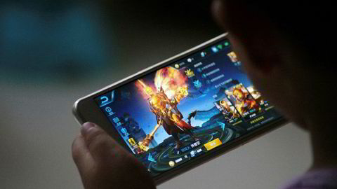 «Honour of Kings» er verdens mest populære dataspill med 55 millioner daglige brukere. Det kinesiske kommunistpartiets største avis mener spillet har ført til avhengighet hos barn og er verre enn gift og narkotika. Nå skal bruken begrenses for barn og tenåringer.