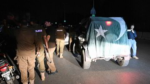 Soldater og politi ved militærbasen Nur Khan ved Rawalpindi i Pakistan, etter at India angrep med raketter i natt.