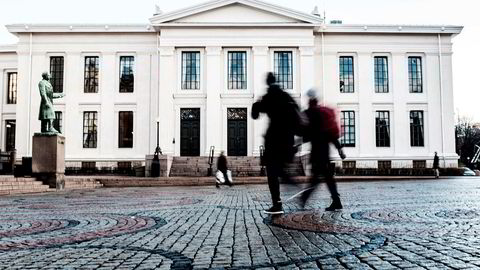 Et universitet er noe annet enn en vanlig offentlig virksomhet, et universitet er helt avhengig av avstand til politisk myndighet for å fungere godt, sier forfatteren.