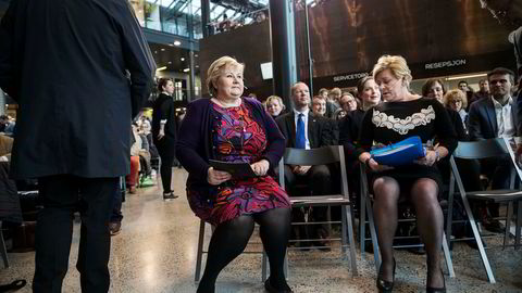 Finansminister Siv Jensen (Frp) (til høyre) og statsminister Erna Solberg (H) legger fredag formiddag frem perspektivmeldingen der innvandringskostnadene er en viktig del.