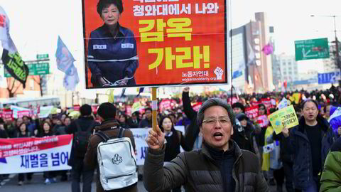 Det har vært demonstrasjoner i Sør-Korea på fredag for og mot grunnlovsdomstolens historiske avgjørelse om å avsette landets president Park Geun-hye.