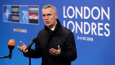 Jens Stoltenberg tok seg tid til noen spørsmål fra mediene da han ankom The Grove utenfor London, der alliansens stats – og regjeringssjefer samles onsdag. Foto: Matt Dunham / AP / NTB scanpix